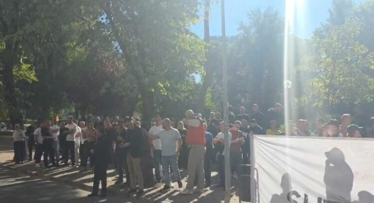 ‘Territorialja’/ Qytetarët protestë para Kryesisë së Kuvendit, kundërshtojnë shkrirjen e bashkive