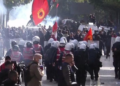 “Ju erdhi fundi!”/ Studentë dhe gjimnazistë thirrje të forta para Ministrisë së Arsimit, policia ndërhyn me gaz lotsjellës