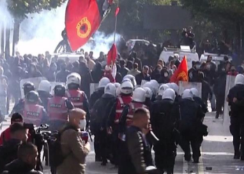 Tensione pranë Ministrisë së Arsimit! Studentët gjuajnë me gurë, policia kundërpërgjigjet me gaz lotsjellës