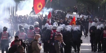 Tensione pranë Ministrisë së Arsimit! Studentët gjuajnë me gurë, policia kundërpërgjigjet me gaz lotsjellës