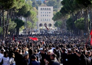 “Opozita jemi ne!”/ Gazeta italiane pasqyron protestën në Tiranë: Studentët kundërshtojnë përfshirjen e PD-së