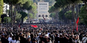 “Opozita jemi ne!”/ Gazeta italiane pasqyron protestën në Tiranë: Studentët kundërshtojnë përfshirjen e PD-së