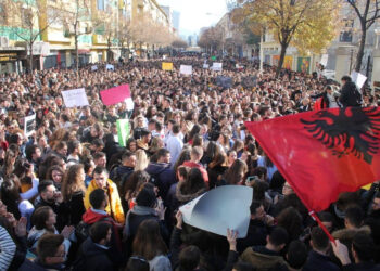 Protesta rinore/ Sot tubim kombëtar! Në Tiranë bashkohen pedagogë, mjekë, artistë dhe studentë nga rrethet