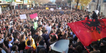 Protesta rinore/ Sot tubim kombëtar! Në Tiranë bashkohen pedagogë, mjekë, artistë dhe studentë nga rrethet