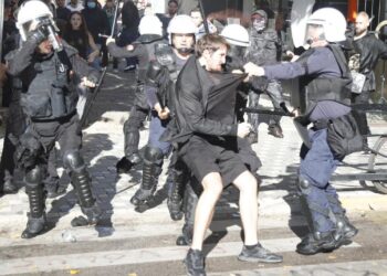 Dhuna në protestën studentore/ Ministria e Shëndetësisë: 6 persona në spital, njëri prej tyre po i nënshtrohet ndërhyrjes kirurgjikale