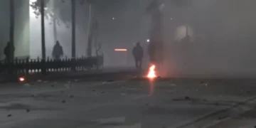 Protesta zhvendoset pranë Parlamentit