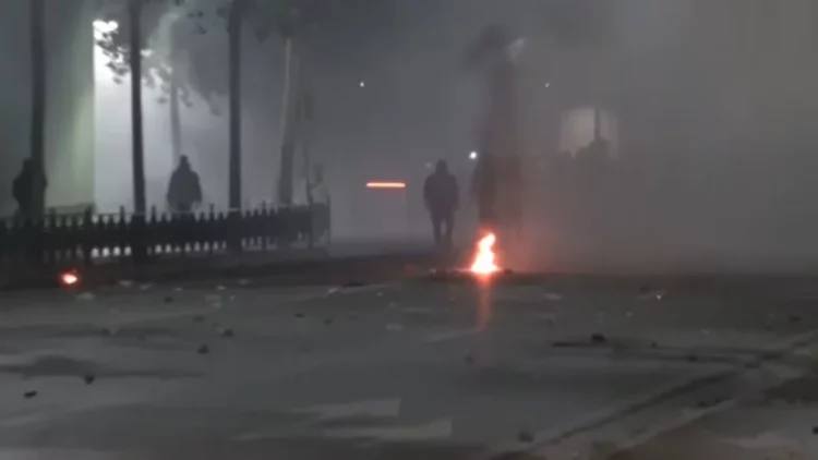 Protesta zhvendoset pranë Parlamentit