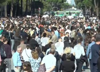 1300 pedagogë thërrasin në një zë: Rama të dorëhiqet! Protestuesit nisin marshimin drejt Ministrisë së Arsimit