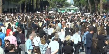 1300 pedagogë thërrasin në një zë: Rama të dorëhiqet! Protestuesit nisin marshimin drejt Ministrisë së Arsimit
