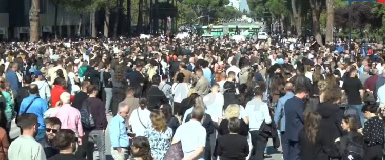 1300 pedagogë thërrasin në një zë: Rama të dorëhiqet! Protestuesit nisin marshimin drejt Ministrisë së Arsimit