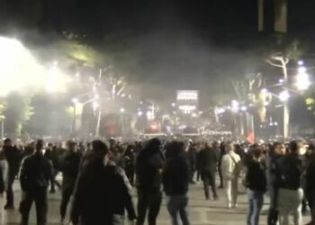 “Rama jepe dorëheqjen”/ Bulevardi nën pushtetin e protestuesve, të rinjtë nuk dorëzohen