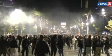 “Rama jepe dorëheqjen”/ Bulevardi nën pushtetin e protestuesve, të rinjtë nuk dorëzohen