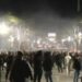 “Rama jepe dorëheqjen”/ Bulevardi nën pushtetin e protestuesve, të rinjtë nuk dorëzohen