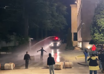 Vijon revolta para Kryeministrisë, policia u hedh protestuesve ujë me presion