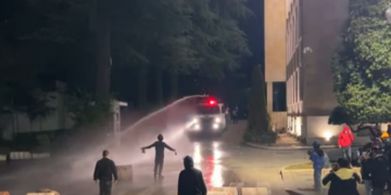 Vijon revolta para Kryeministrisë, policia u hedh protestuesve ujë me presion
