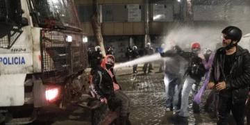 ‘Më keq se në komunizëm’, gazeta e njohur holandeze: I madh e i vogël janë ngritur në protestë kundër Edi Ramës