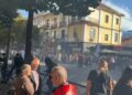 Mbi 3 orë revoltë! Studentët vijojnë rezistencën para Ministrisë së Arsimit, policia përgjigjet me gaz lotsjellës dhe ujë me presion