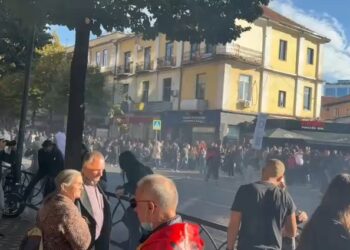 Mbi 3 orë revoltë! Studentët vijojnë rezistencën para Ministrisë së Arsimit, policia përgjigjet me gaz lotsjellës dhe ujë me presion