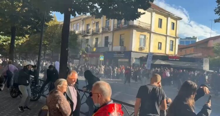 Mbi 3 orë revoltë! Studentët vijojnë rezistencën para Ministrisë së Arsimit, policia përgjigjet me gaz lotsjellës dhe ujë me presion