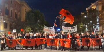 Dita e 129-të e revoltës/ Protestuesit: Jep dorëheqjen sa më parë!