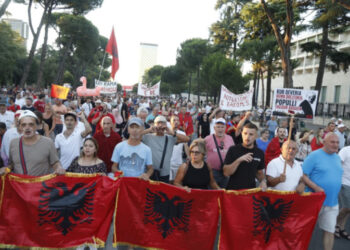 Qytetarë dhe demokratë të qyteteve të Jugut nisen drejt Tiranës: Do të shporrim qeverinë e zezë