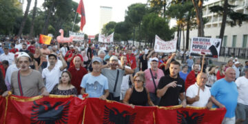 Qytetarë dhe demokratë të qyteteve të Jugut nisen drejt Tiranës: Do të shporrim qeverinë e zezë