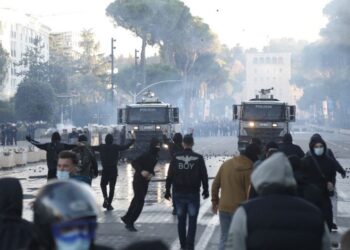 Sot seancë plenare dhe protesta masive nga studentët! Çfarë pritet të ndodhë para parlamentit