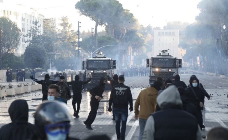 Sot seancë plenare dhe protesta masive nga studentët! Çfarë pritet të ndodhë para parlamentit