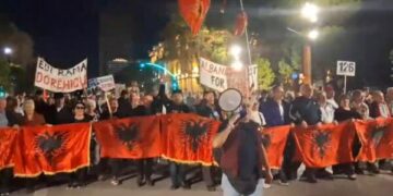 “Nuk shitet Shqipëria, në burg qeveria”/ Thirrjet e protestuesve: Arrestoni Ramën, arrestoni Berishën!