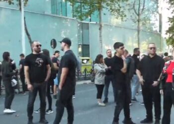 Seancë plenare në Kuvend/ Qytetarët protestojnë jashtë Parlamentit, policia merr masa