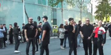 Seancë plenare në Kuvend/ Qytetarët protestojnë jashtë Parlamentit, policia merr masa
