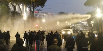 Arrestime të paligjshme nga Policia/ Gjykata liron menjëherë 40 të rinj, zbardhen masat e sigurisë dhe akuzat