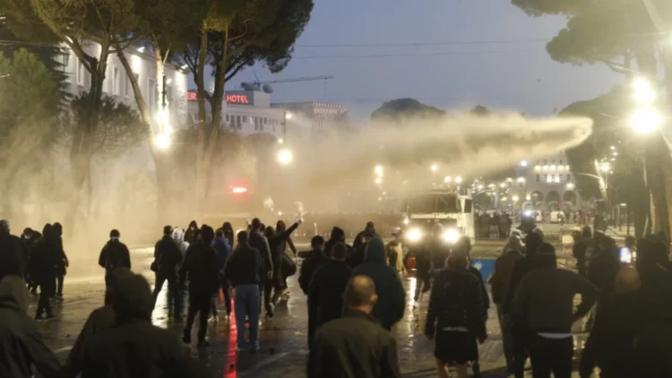 Arrestime të paligjshme nga Policia/ Gjykata liron menjëherë 40 të rinj, zbardhen masat e sigurisë dhe akuzat