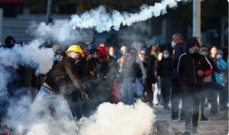 “Korrupsioni dhe dhuna përshkallëzojnë krizën”/ “The Economist”: Protestat në Shqipëri mund të shënojnë “fillimin e fundit” të Ramës
