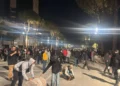 Protestuesit hedhin kapsolla drejt policisë, efektivët me megafon: Largoni fëmijët nga rruga