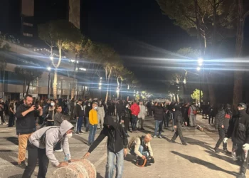 Protestuesit hedhin kapsolla drejt policisë, efektivët me megafon: Largoni fëmijët nga rruga