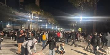 Protestuesit hedhin kapsolla drejt policisë, efektivët me megafon: Largoni fëmijët nga rruga