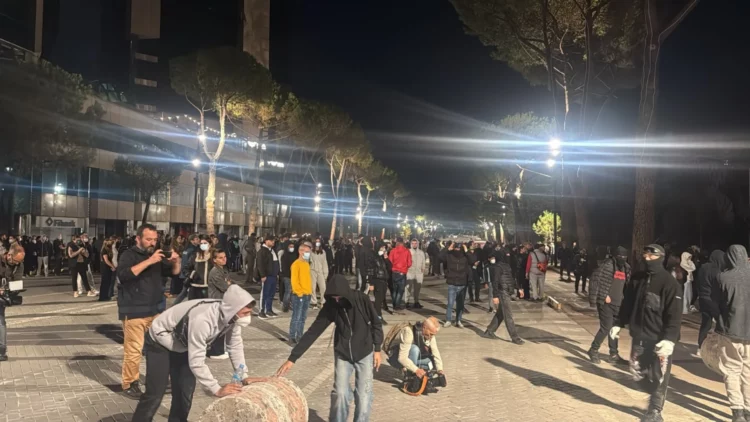 Protestuesit hedhin kapsolla drejt policisë, efektivët me megafon: Largoni fëmijët nga rruga