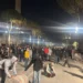 Protestuesit hedhin kapsolla drejt policisë, efektivët me megafon: Largoni fëmijët nga rruga
