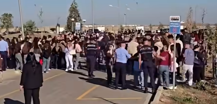 Protestë në Universitetin “Aleksandër Moisiu” në Durrës, policia shoqëron studentët para takimit me Ramën