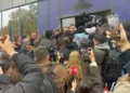 Vrasja e Arlinda Zekajt, nis protesta në Kosovë! Përplasje me policinë para godinës së qeverisë