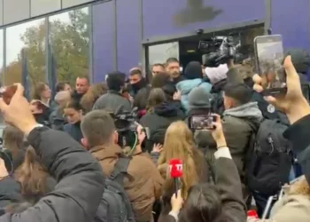 Vrasja e Arlinda Zekajt, nis protesta në Kosovë! Përplasje me policinë para godinës së qeverisë