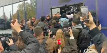 Vrasja e Arlinda Zekajt, nis protesta në Kosovë! Përplasje me policinë para godinës së qeverisë