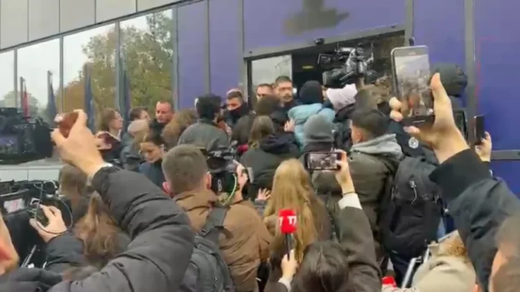 Vrasja e Arlinda Zekajt, nis protesta në Kosovë! Përplasje me policinë para godinës së qeverisë