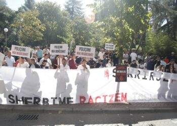 Policia largon protestuesit nga hyrja e Kryesisë së Kuvendit, aktivistët: Po mbroni krimin!