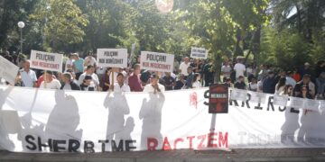 Policia largon protestuesit nga hyrja e Kryesisë së Kuvendit, aktivistët: Po mbroni krimin!