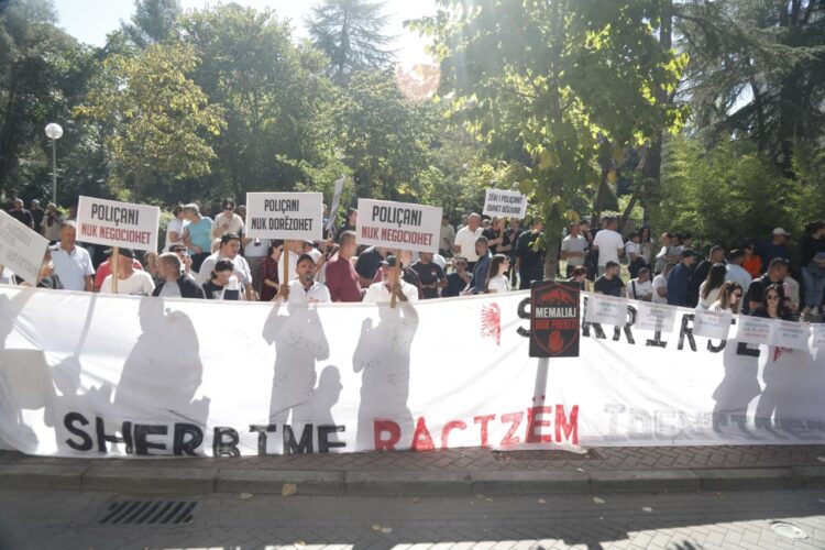 Policia largon protestuesit nga hyrja e Kryesisë së Kuvendit, aktivistët: Po mbroni krimin!