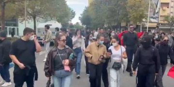 Pas tensioneve në Kuvend, studentët dhe pedagogët marshojnë drejt Kryeministrisë