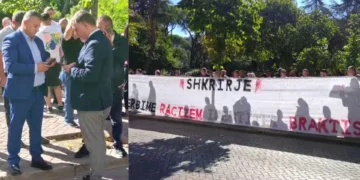 Banorët e Memaliajt protestojnë para Kuvendit, i pranishëm edhe kryetari i Bashkisë: I kanë bërë llogaritë gabim’