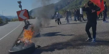 Nxënësit bojkotojnë mësimin në Mirditë, protesta zhvendoset në Rrugën e Kombit në Rubik